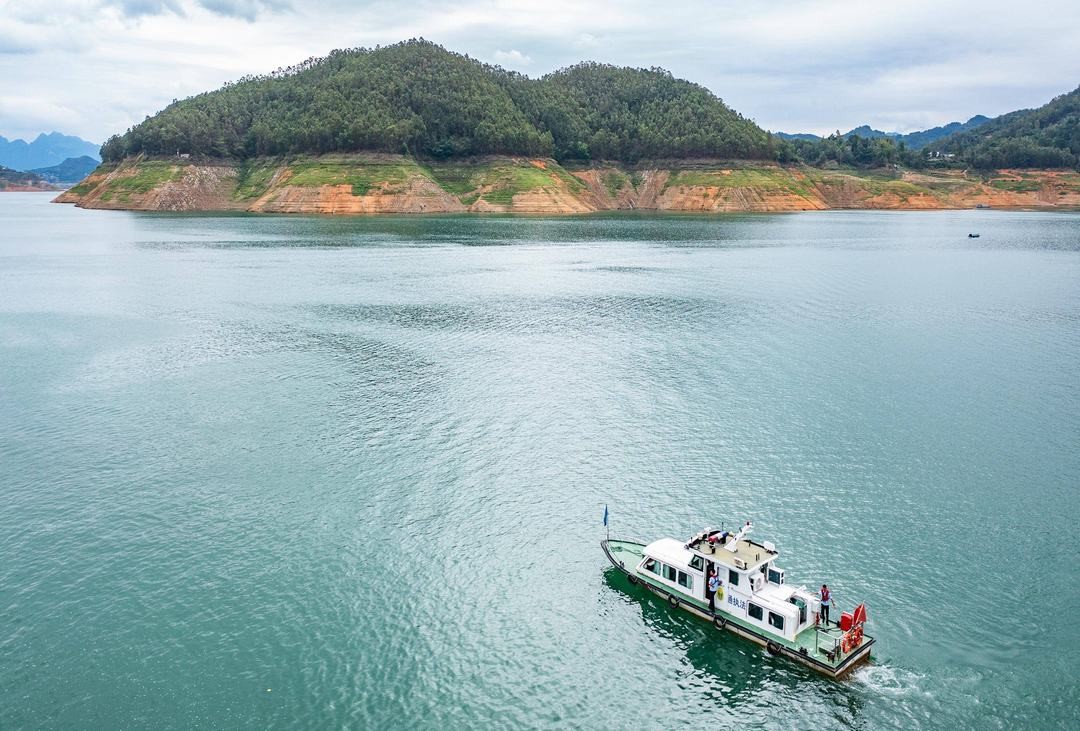 Boating in Wanfeng Lake